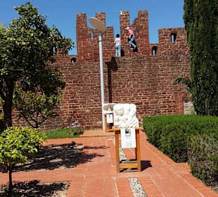 Weg mit Sandsteinskulpturen