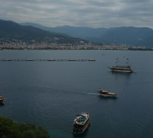 Výhled z hradeb na pláž Keykubat