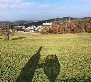 Begehbare Weinflasche mit Weinglas