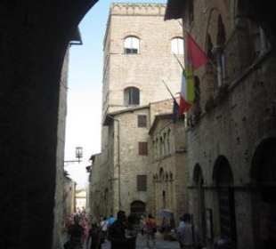 Geschlechterturm unter Torbogen