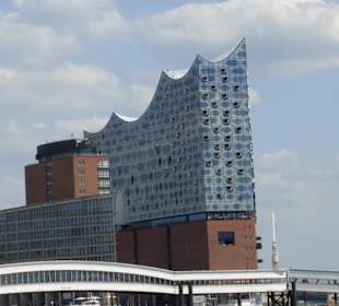 Blick von den Landungsbrücken zur Elbphilharmonie