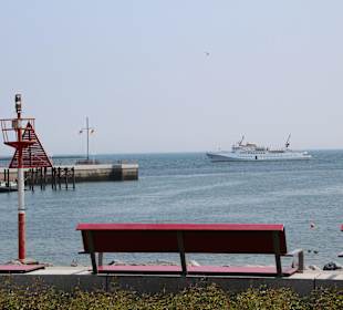 Einfahrt von der Reede in den Binnenhafen