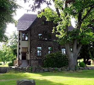Außenansicht des Glasmuseums in Boffzen