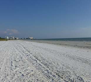 Breiter, weißer Sandstrand