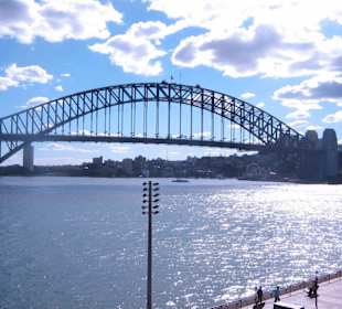 Il ponte riflette sull'oceano