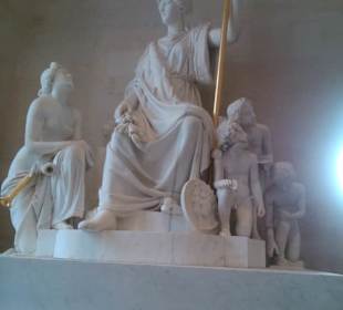 Statuen im Innenraum.