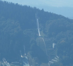 Blick vom Turm zur Inselsbergschanze Brotterode