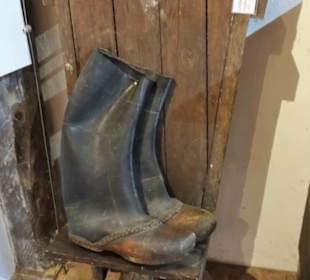 Die Moorstiefel als Holz und Leder