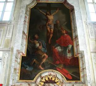 Zweistöckige, weiße Bischofskapelle