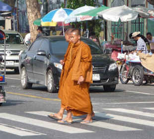 Mönche vor dem Königspalast