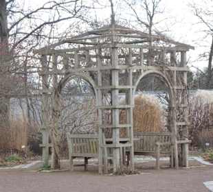 Laube im Staudengarten