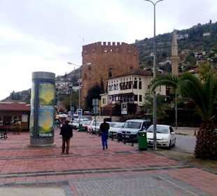 Hafenpromenade mit Blick zum roten Turm