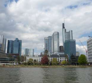 Blick von Main (Sachsenhausen) auf die Skyline