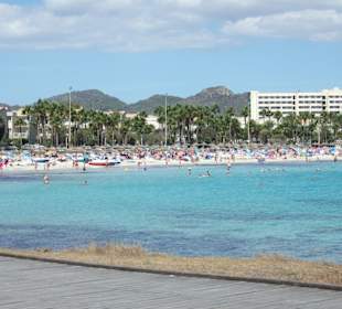 Von einem Café zum Strand