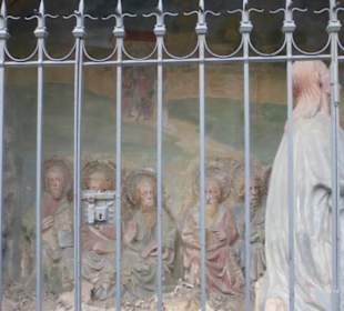 An / vor der Außenmauer der Gerolzhöfer Kirche