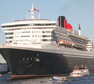 Queen Mary 2 QM 2 in Hamburg
