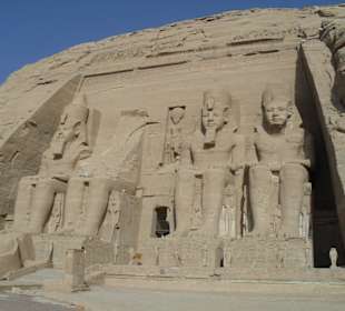 Perfekt gearbeitete Statuen von Ramses 