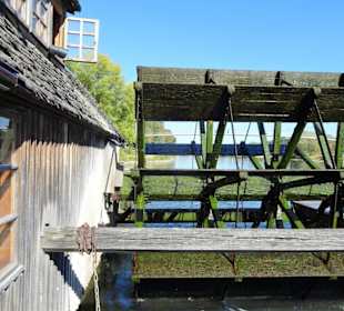 Das Wasserrad aus Eichenholz auf dem Wellschiff