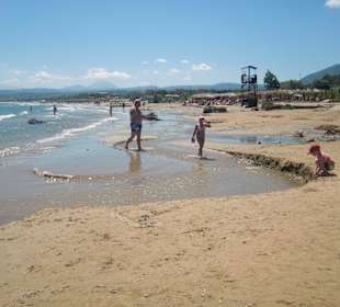 Strand am Corissia Beach: Rohre, Algen, Müll,Gülle