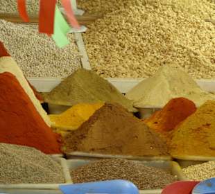 Pyramiden aus Gewürzen