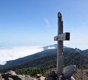 Gipfelkreuz mit südlichem Teil der Insel