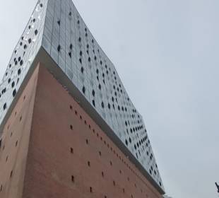 Vor der Elbhilharmonie – Blick nach oben