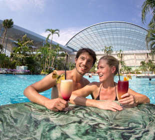Poolbars mit fruchtigen Cocktails