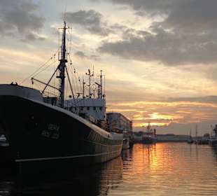 Am Hafen vor dem Hotel