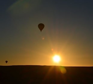 Wschód słońca nad Kapadocją
