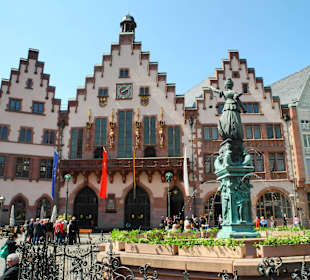Der Römer mit Brunnen