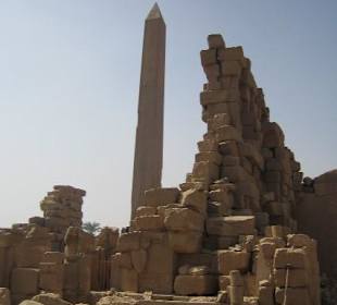 Ein Obelisk im Karnak Tempel.