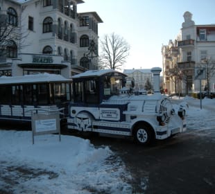 Ein Taxi fährt vorbei