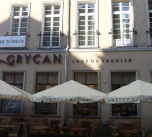 Schöne Eisdiele und Café im Stadtzentrum