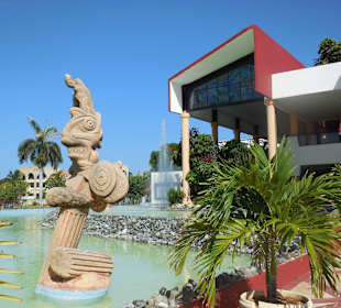 Links vor dem Eingang