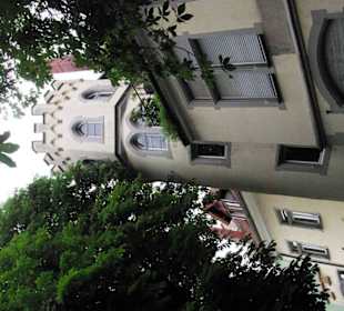 In einem Hinterhof mit Turm