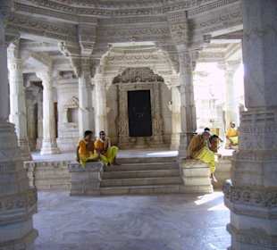 Im Inneren des Jaina-Tempels