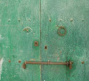 Alte Tür, mit etwas Phantasie  ein Gesicht