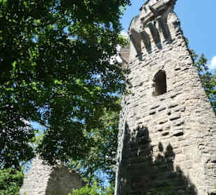 Die Ruine Stollburg oberhalb von Handthal