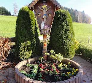 Hinter der Kapelle