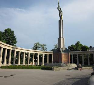 Russ. Heldendenkmal Rot Armee  1945