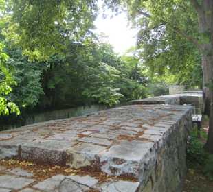 Wallmauer entlang des Weges