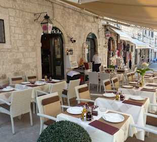 Am Marktplatz vor der barocken Treppe 