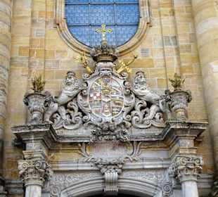 Wappen über dem Eingang der Basilika Gößweinstein
