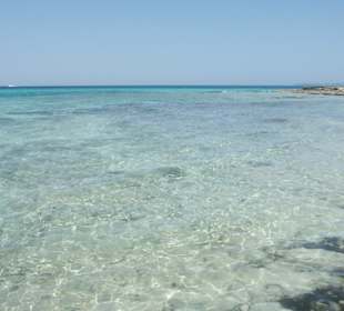 Klares wasse, flach abfallender Strand