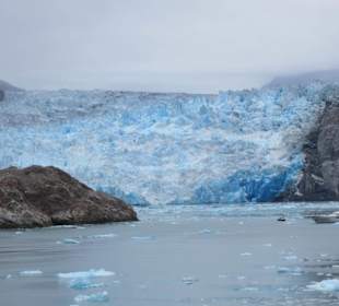 MS Zaandam liegt vor dem Gletscher