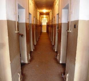 Arrestzellen im Eingangsgebäude (Bunker)