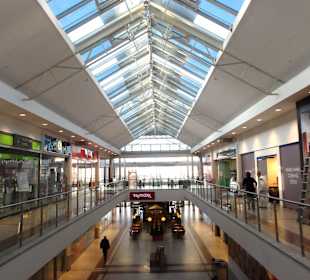 Angenehmes Naturlicht fällt in die Ladenzeilen