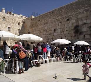 Neugierig schauen alle zu den Mizwa-Feiern