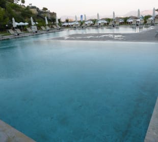 Natursteinpool unten in der Bucht