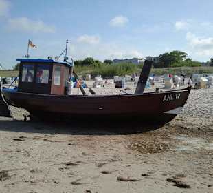 Alter Fischkutter am Strand von Ahlbeck